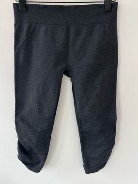 Lululemon kids Ivivva Capri Leggings  in the flow 14 Yoga Gym